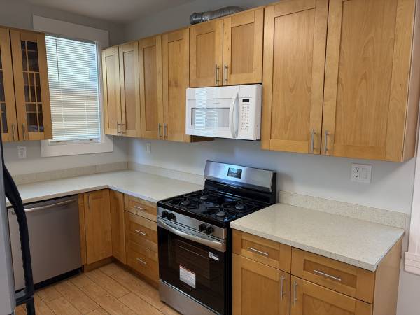 Sunny and Bright Flat at 983 Hampshire Craigslist photo 9