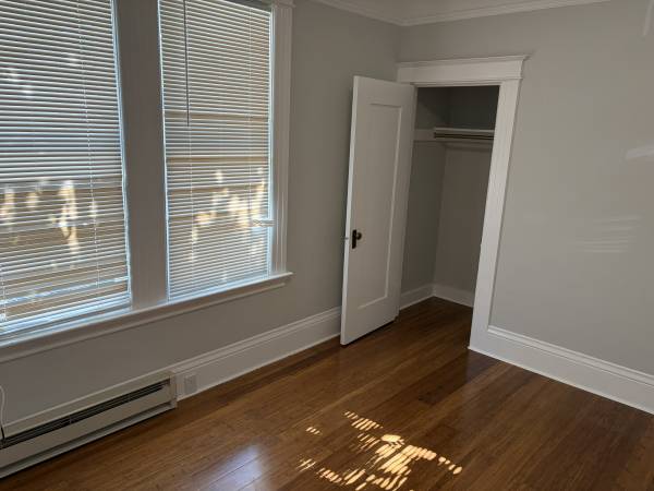 Sunny and Bright Flat at 983 Hampshire Craigslist photo 23