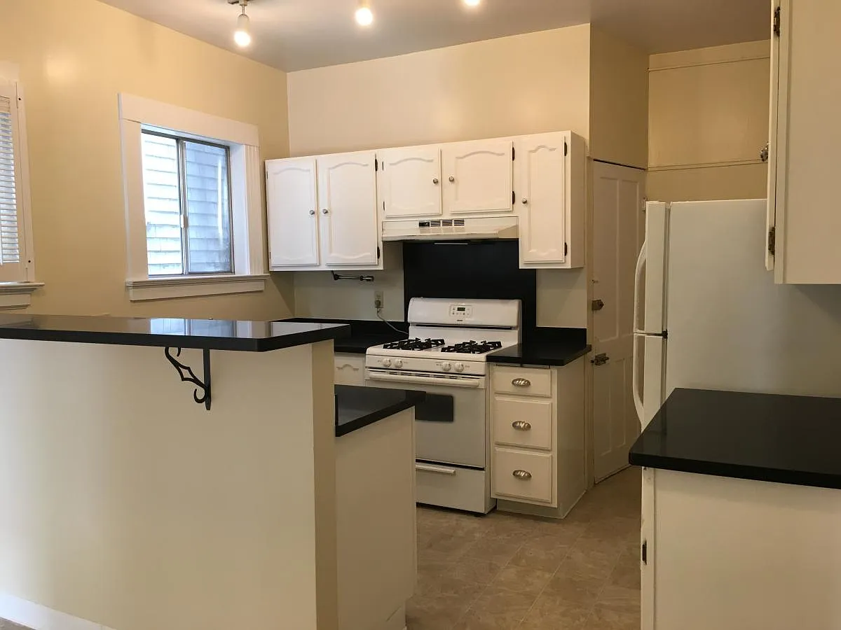 7th image of 23 Palm Ave APT 2