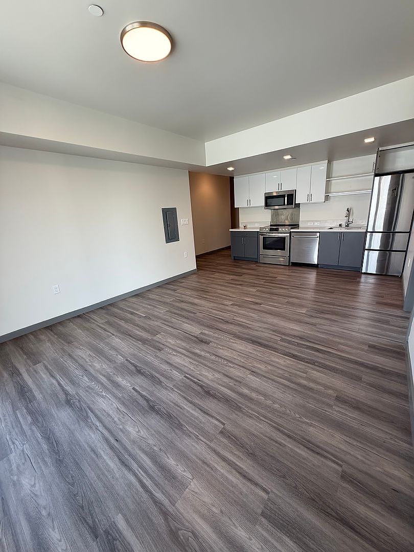 235 Valencia St APT 402 Zillow photo 2