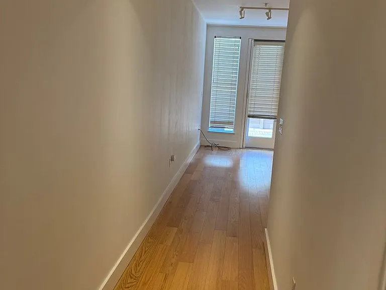 5th image of 566 S Van Ness Ave APT 2