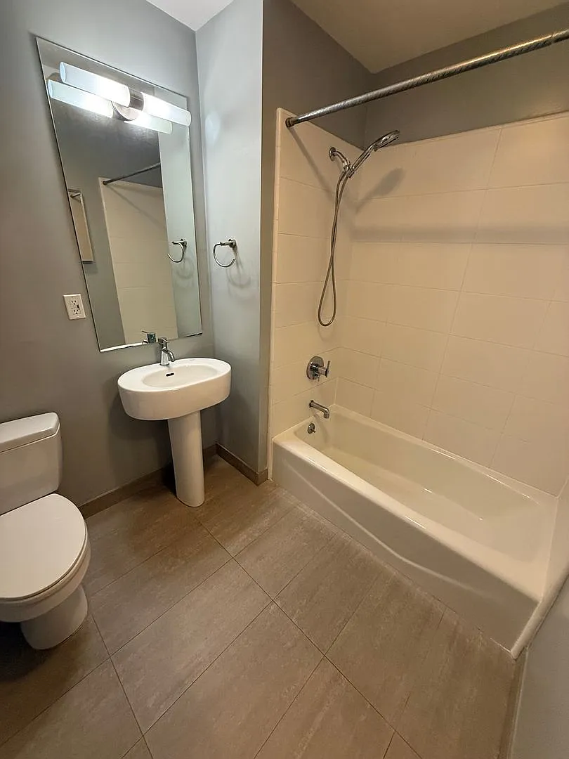7th image of 566 S Van Ness Ave APT 2