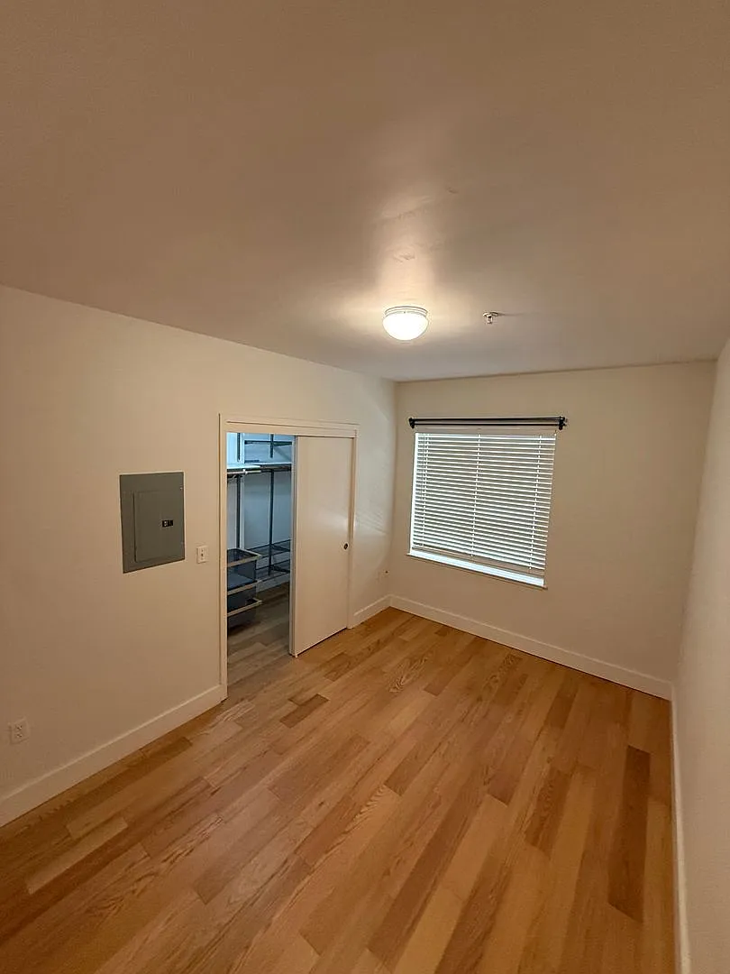 10th image of 566 S Van Ness Ave APT 2