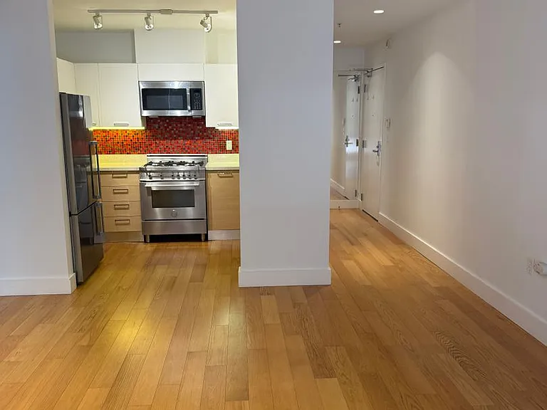 15th image of 566 S Van Ness Ave APT 2