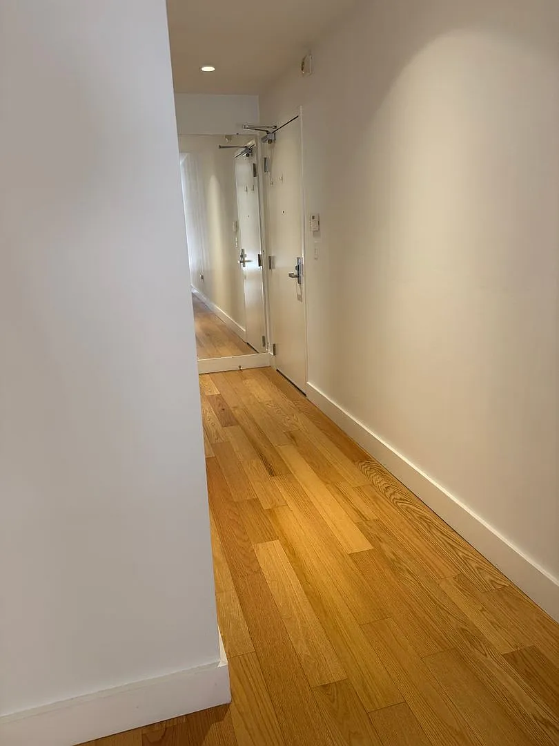 16th image of 566 S Van Ness Ave APT 2