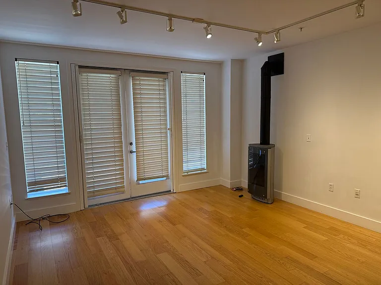 20th image of 566 S Van Ness Ave APT 2