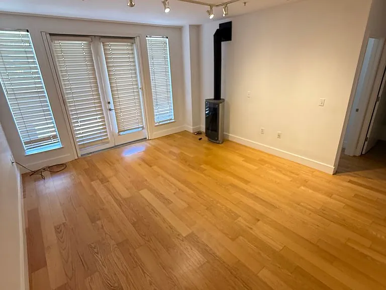 21st image of 566 S Van Ness Ave APT 2