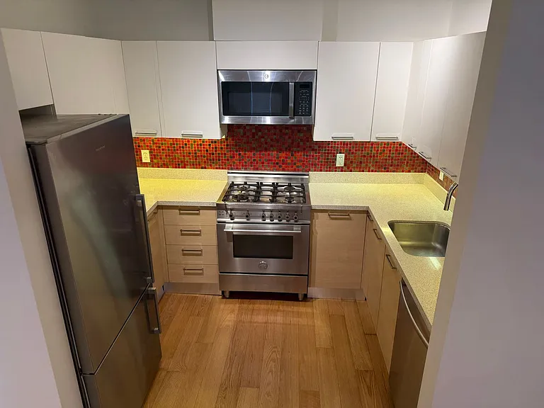 23rd image of 566 S Van Ness Ave APT 2