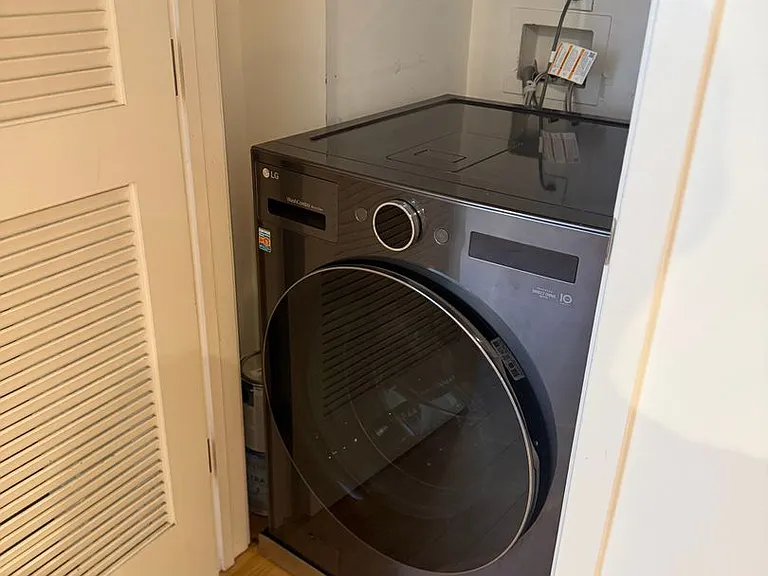 24th image of 566 S Van Ness Ave APT 2
