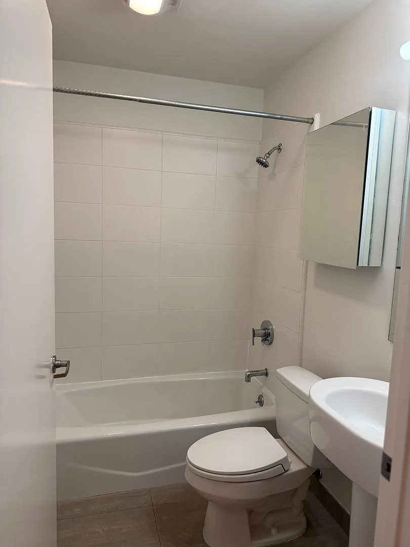 25th image of 566 S Van Ness Ave APT 2