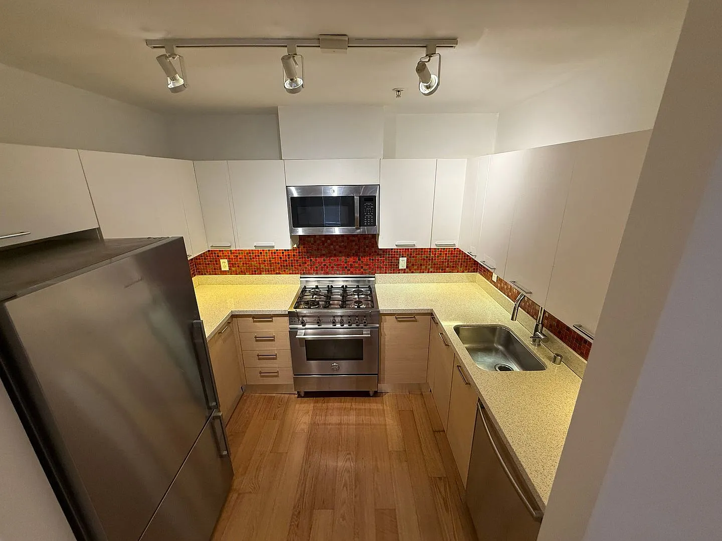 28th image of 566 S Van Ness Ave APT 2