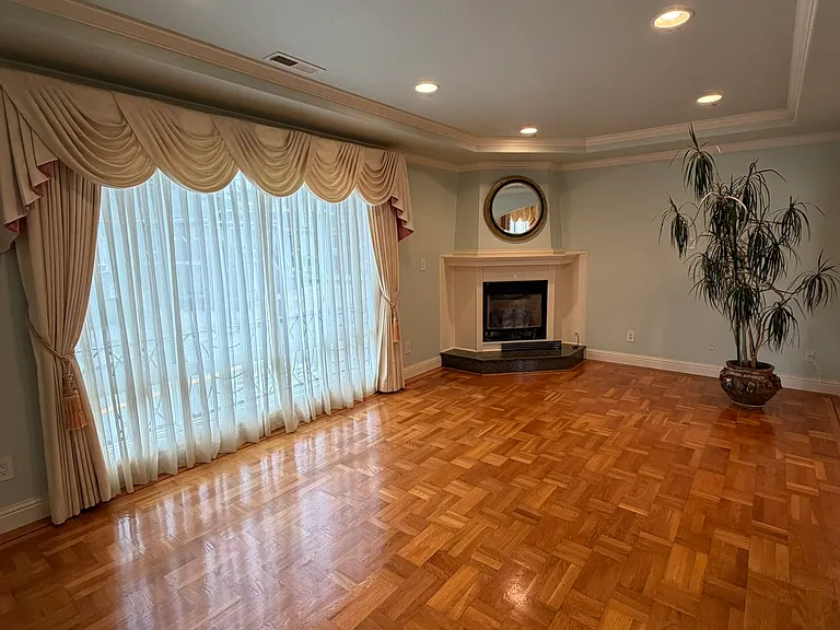 2nd image of 610 Prague St