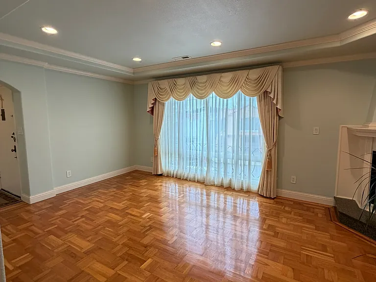 6th image of 610 Prague St