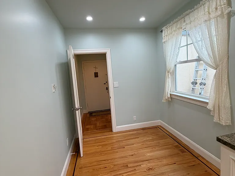9th image of 610 Prague St
